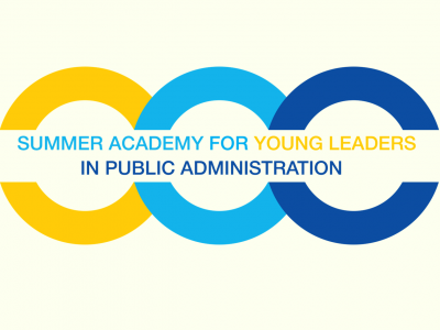 Лого на лятната академия за млади лидери, представляващо един жълт полукръг вляво, следван от светлосин кръг и накрая тъмносин полукръг. Централно на трите застъпващи се кръга е надпис Summer Academu For Younf Leaders in Public Administration