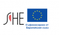 Картинка с логото на проект SHE, поставено вляво. Логото е изписано с латинските пукви със светло-розов акцент при S. И вдясно от логото на SHE e логото на Европейския съюз - жълти звезди във формата на кръг на син фон.